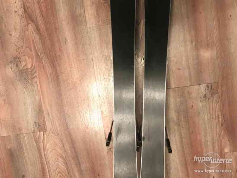 Prodám pěkné dětské lyže ATOMIC Redster 80cm délka - foto 7