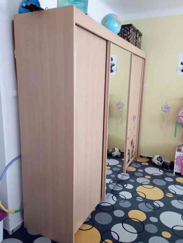 Dubová šatní skříň - foto 1