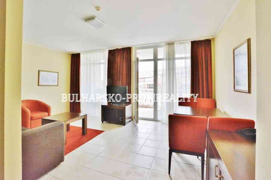 Luxusní apartmán 2+kk (68 m²) v první linii s bočním výhlede - foto 9