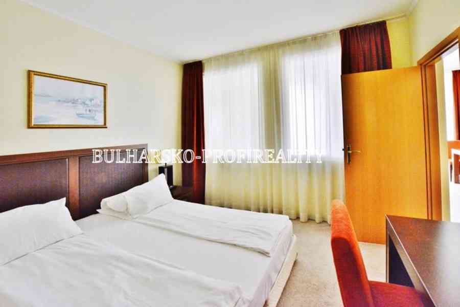 Luxusní apartmán 2+kk (68 m²) v první linii s bočním výhlede - foto 12