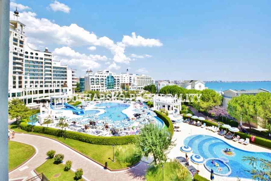 Luxusní apartmán 2+kk (68 m²) v první linii s bočním výhlede - foto 2