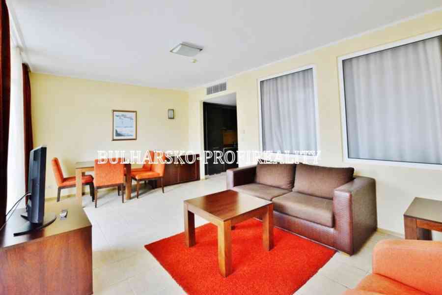 Luxusní apartmán 2+kk (68 m²) v první linii s bočním výhlede - foto 15