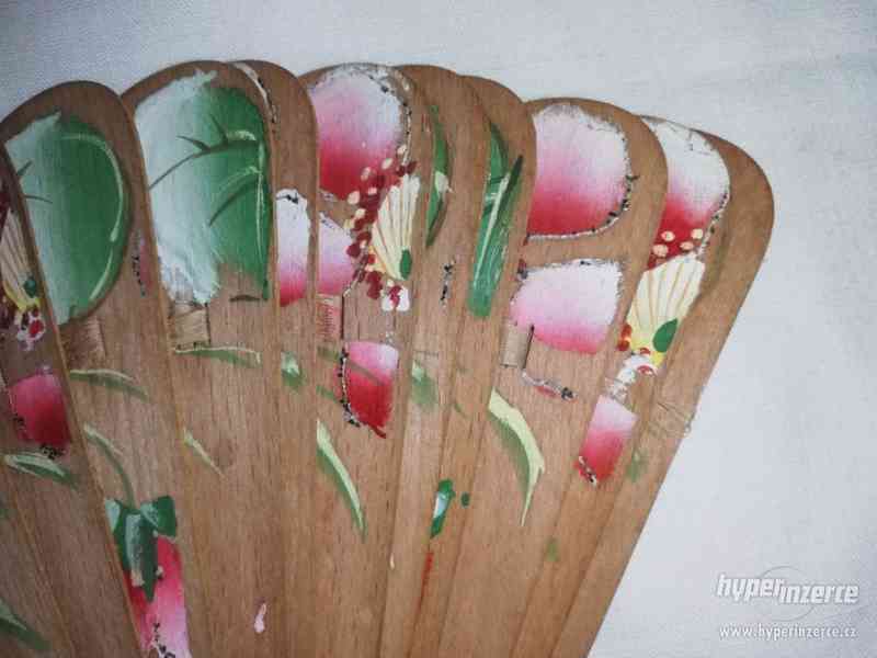 Vějíř - motiv květin - malovaný - cca 80 let starý - foto 2