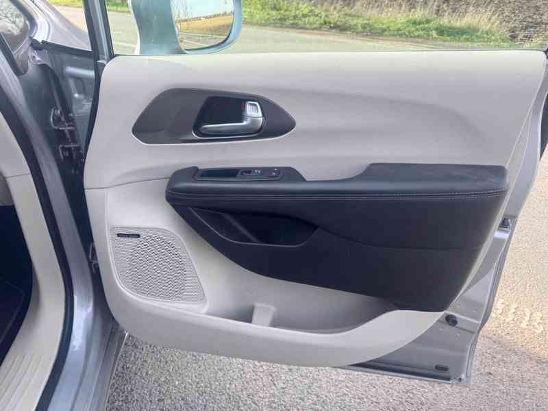 Chrysler Pacifica 3,6 Hybrid Radar Limited DVD 2019 - foto 13