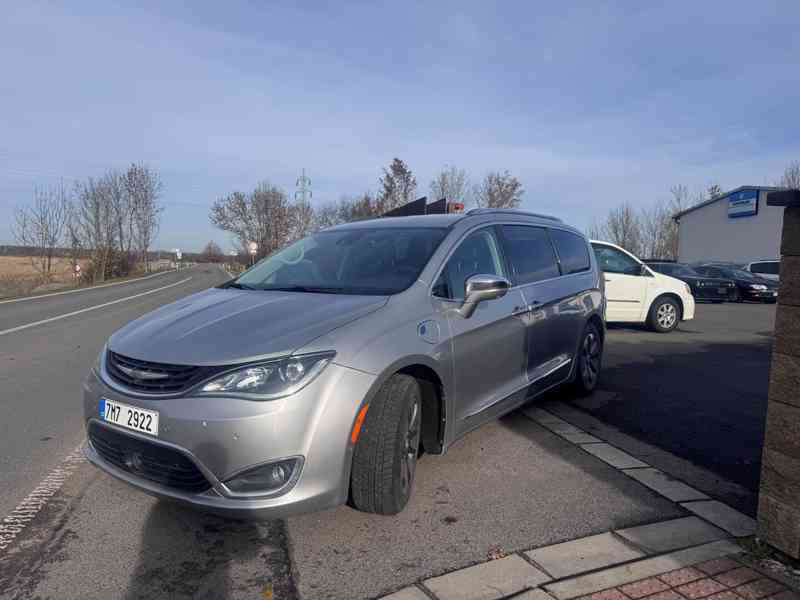 Chrysler Pacifica 3,6 Hybrid Radar Limited DVD 2019 - foto 2