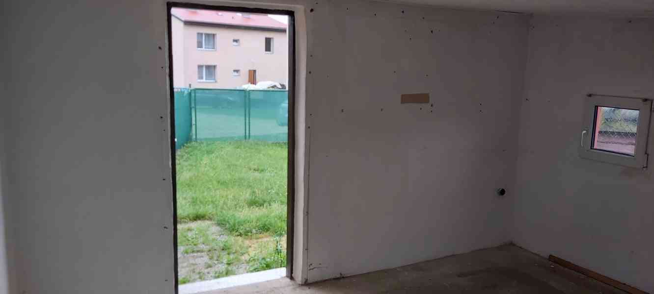 Pronájem zděné stavby a oplocené části zahrady –  Rokycany - foto 3