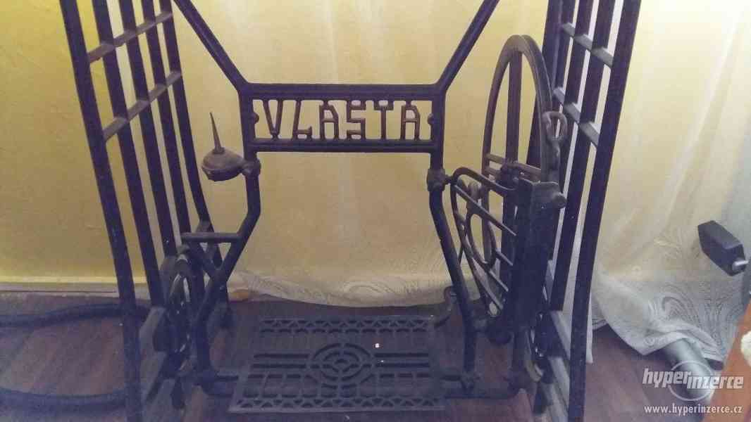 Starý šicí stroj - VLASTA - foto 3