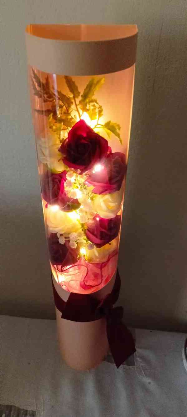 Růže v dárkové tubě s led světly  - foto 11
