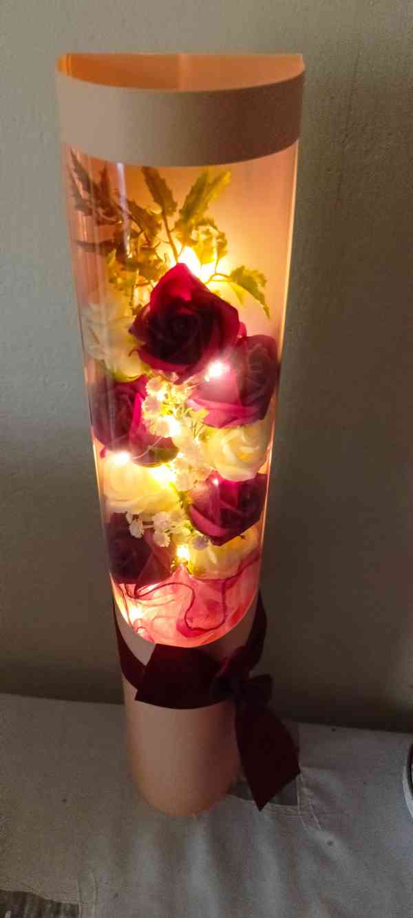 Růže v dárkové tubě s led světly  - foto 14