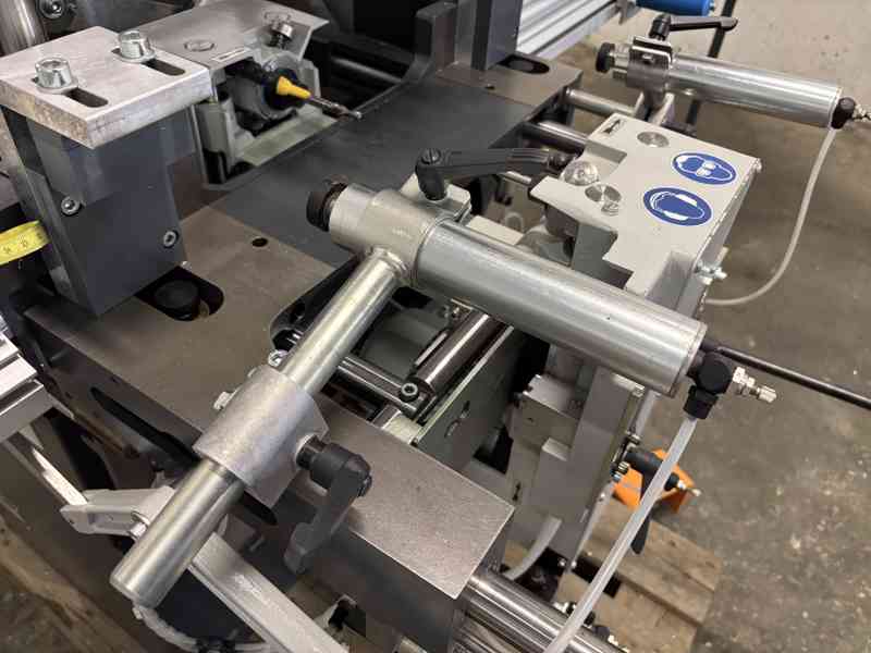 elumatec KF 178 Třívřetenová kopírovací fréza   - foto 9
