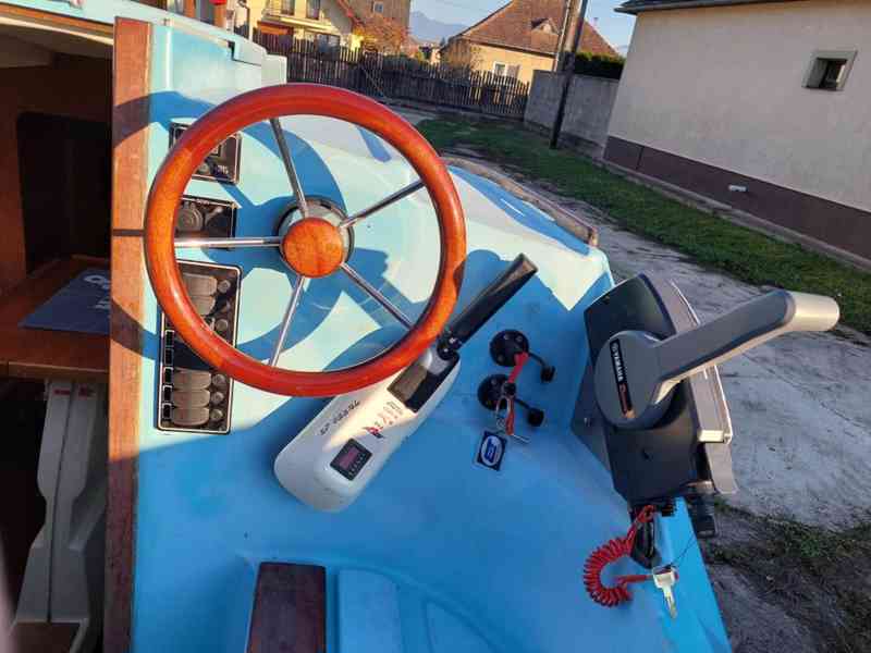 Kajutový motorový člun - foto 4