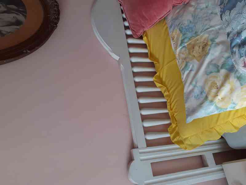 Bílá toaletka, sesle, noční stolek a komoda - foto 5