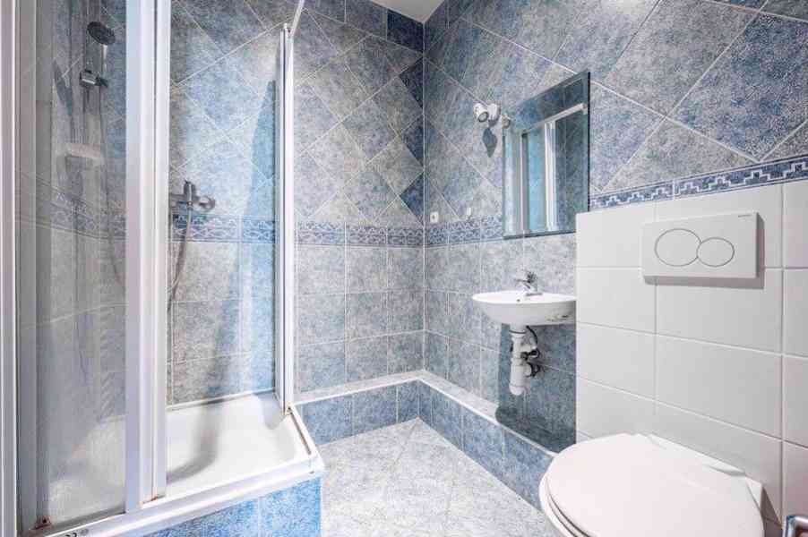 Prodej mezonetového bytu 6+kk 237 m2, 4 ložnice s koupelnou, Vozová 8, Praha 2 - foto 12