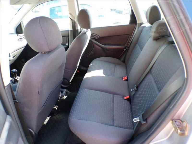 Ford Focus 1,6 16V - foto 9