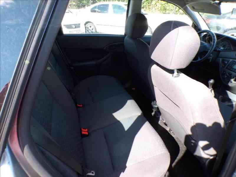 Ford Focus 1,6 16V - foto 11