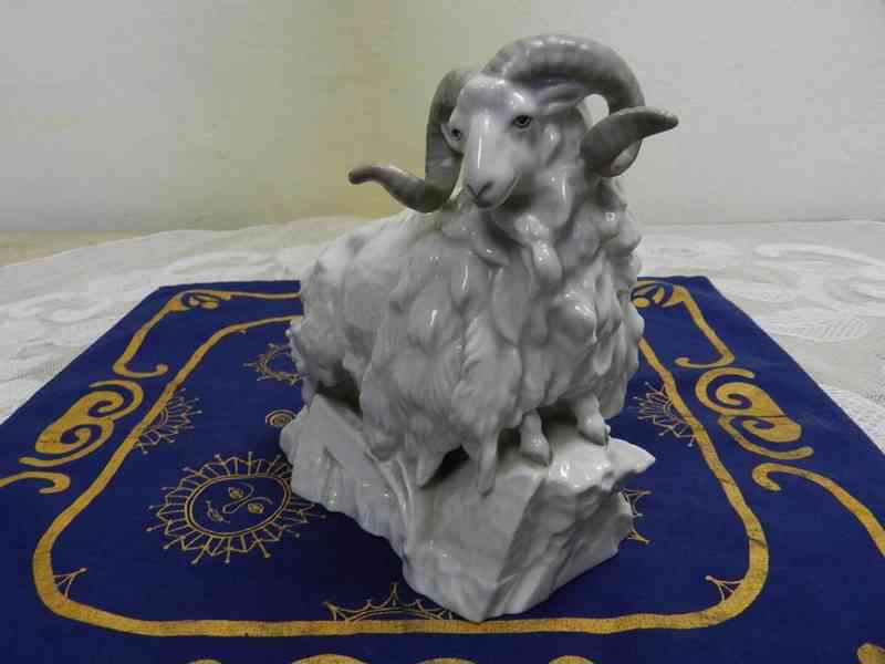Málo vídaná bílá porcelánová Plastika Muflon Horní Slavkov - foto 3