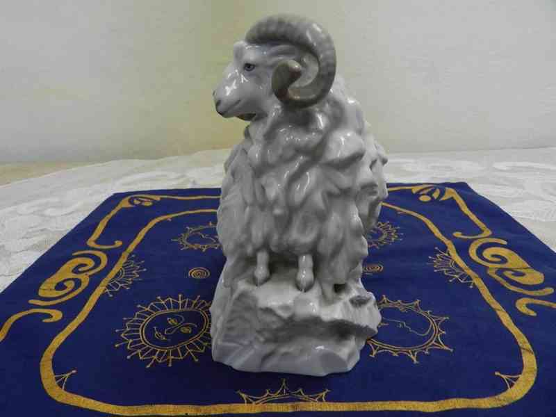 Málo vídaná bílá porcelánová Plastika Muflon Horní Slavkov - foto 4