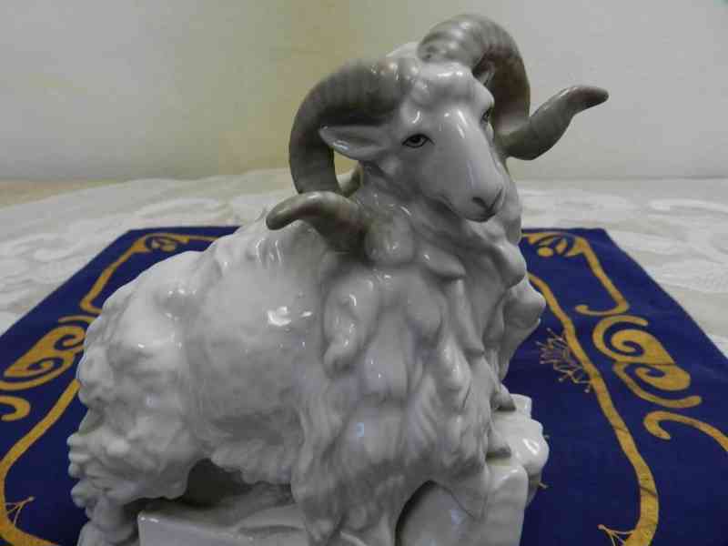 Málo vídaná bílá porcelánová Plastika Muflon Horní Slavkov - foto 2