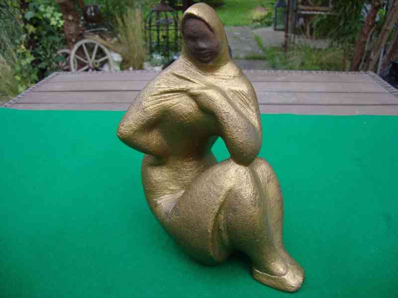 Retro socha soška dívka v šátku zlatá styl Brusel 1963 pěkná - foto 5