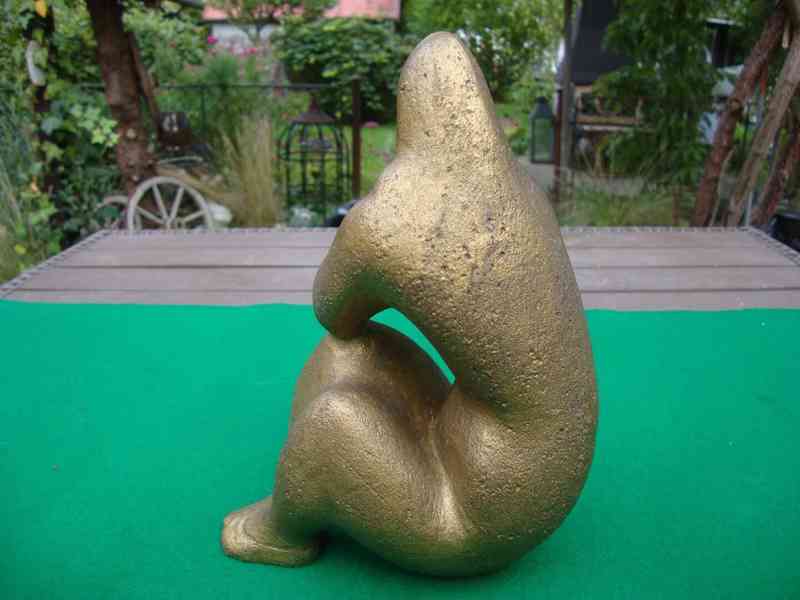 Retro socha soška dívka v šátku zlatá styl Brusel 1963 pěkná - foto 3