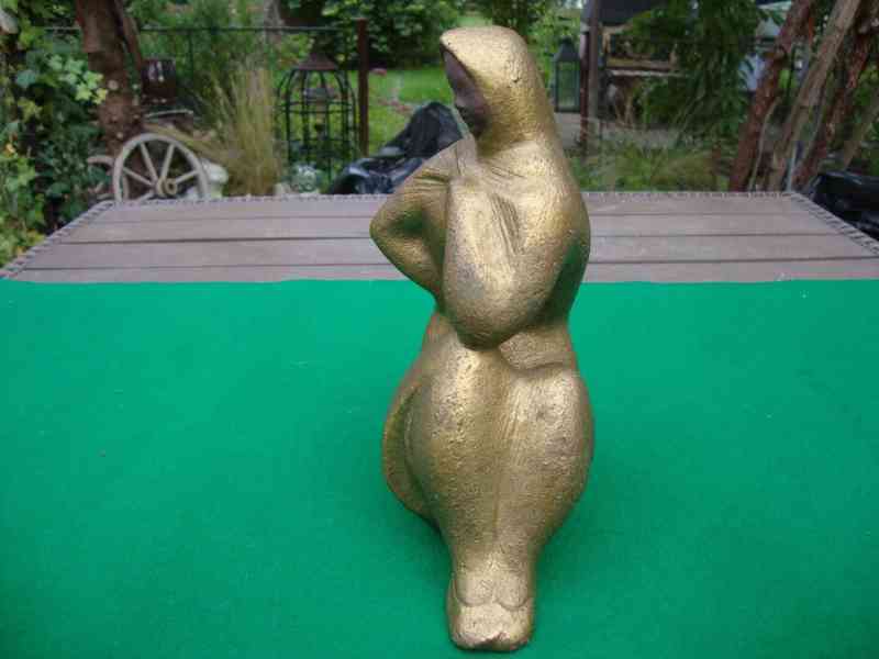 Retro socha soška dívka v šátku zlatá styl Brusel 1963 pěkná - foto 2