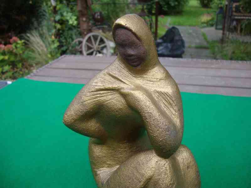 Retro socha soška dívka v šátku zlatá styl Brusel 1963 pěkná - foto 7