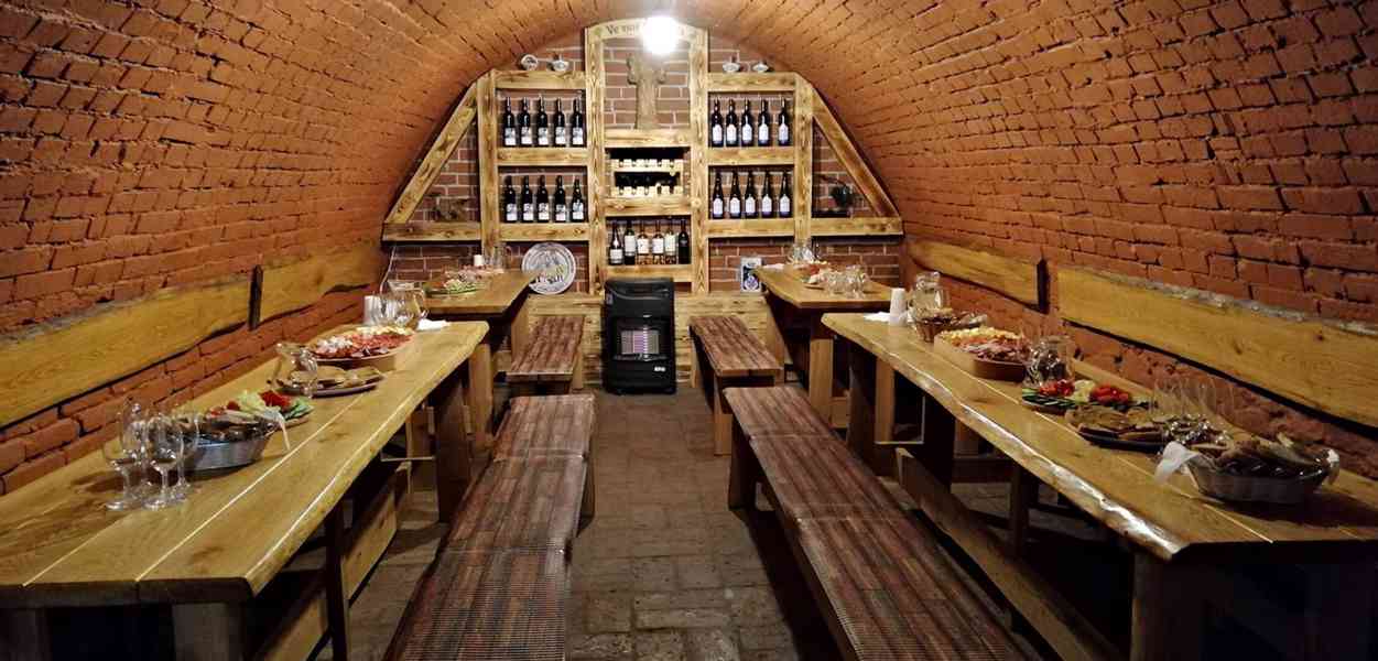 POSEZENÍ VE VINNÉM SKLÉPKU-- - foto 2