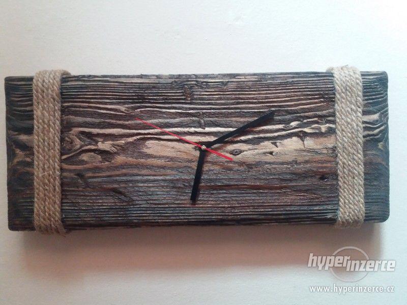 Nástěnné hodiny dřevěné, ruční práce - foto 1