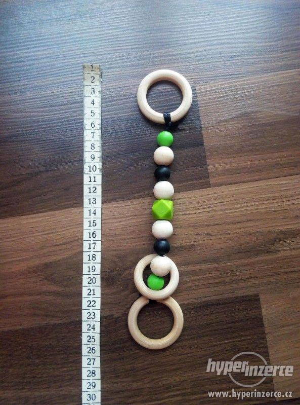 Silikonový/dřevěný zelený přívěšek kroužek - foto 1