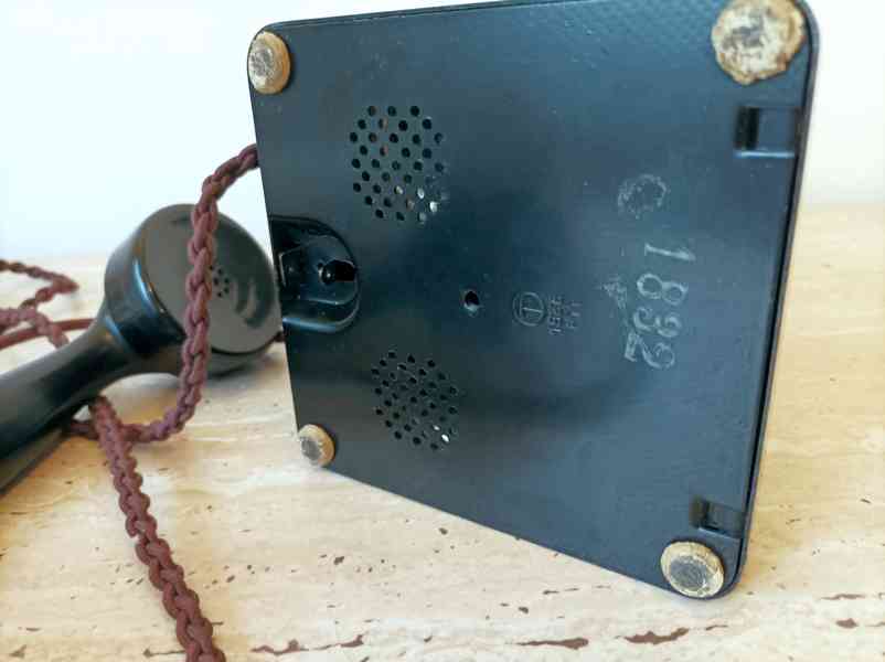 Starožitný stolní telefon jako dekorace do kanceláře - foto 10