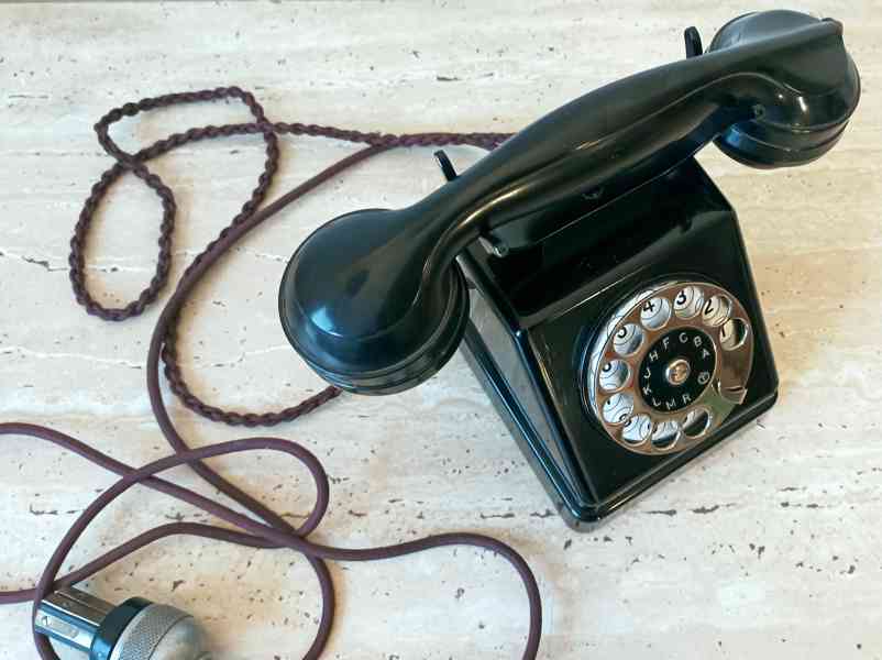 Starožitný stolní telefon jako dekorace do kanceláře - foto 8