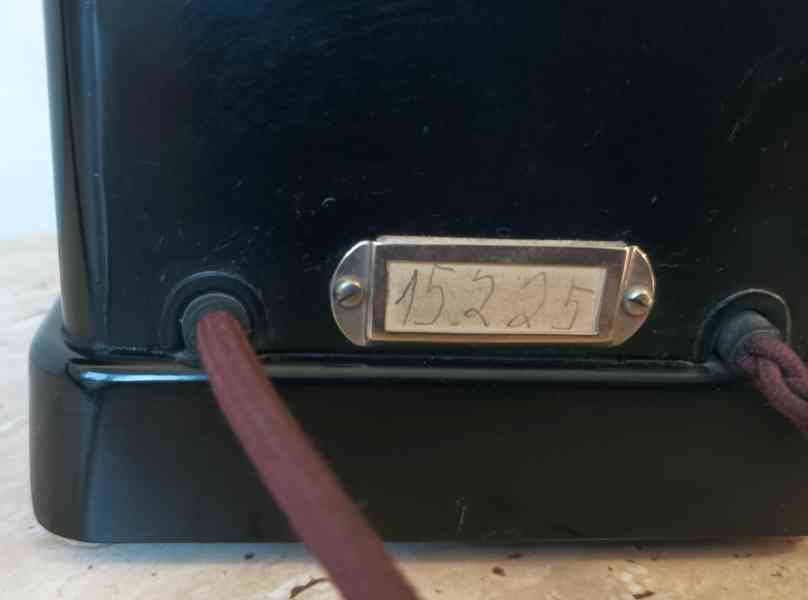 Starožitný stolní telefon jako dekorace do kanceláře - foto 5