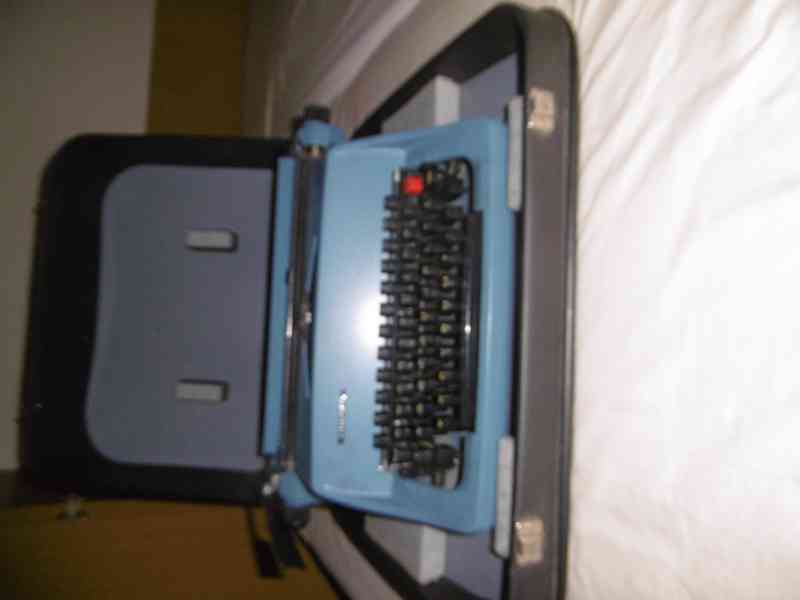 Prodám  kufříkový psací stroj - foto 4