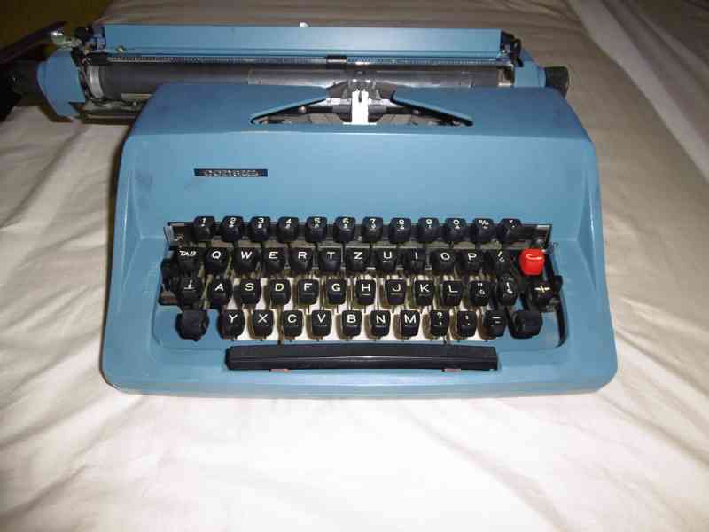 Prodám  kufříkový psací stroj - foto 2