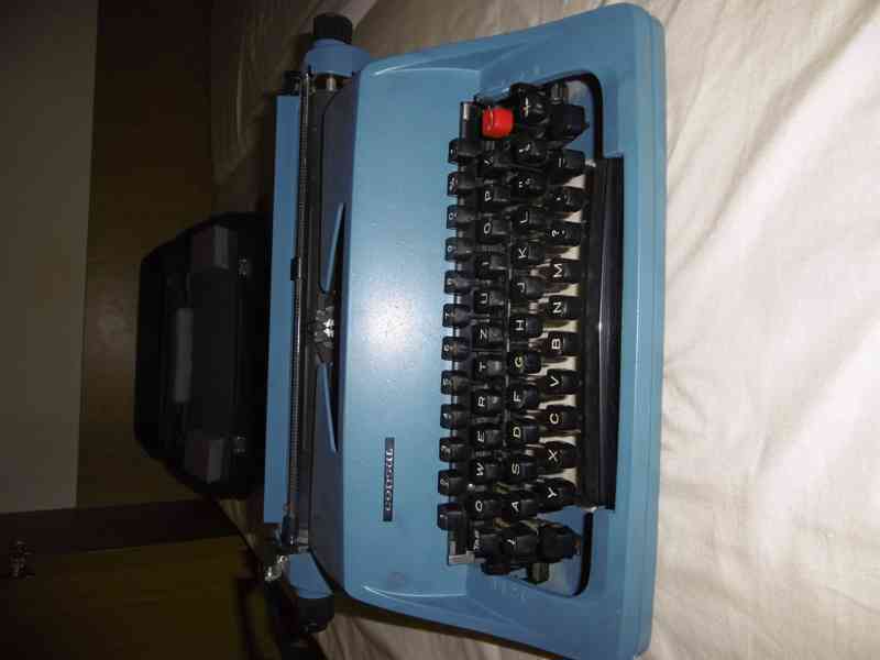 Prodám  kufříkový psací stroj - foto 3