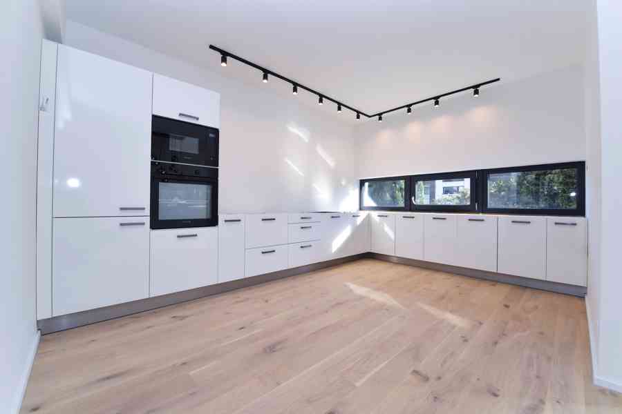 Novostavba ŘRD 7+kk + terasa + balkon + garáž, 220 m2, Praha - foto 8