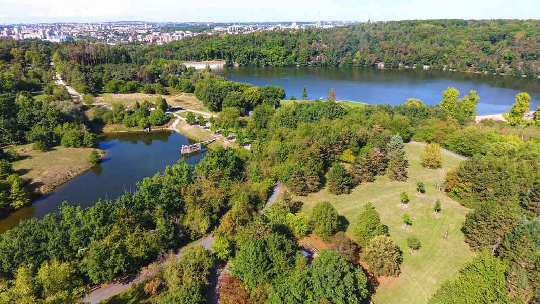 Novostavba ŘRD 7+kk + terasa + balkon + garáž, 220 m2, Praha - foto 5