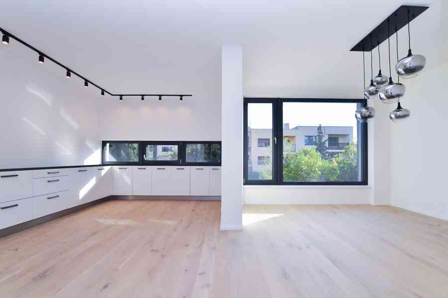 Novostavba ŘRD 7+kk + terasa + balkon + garáž, 220 m2, Praha - foto 7