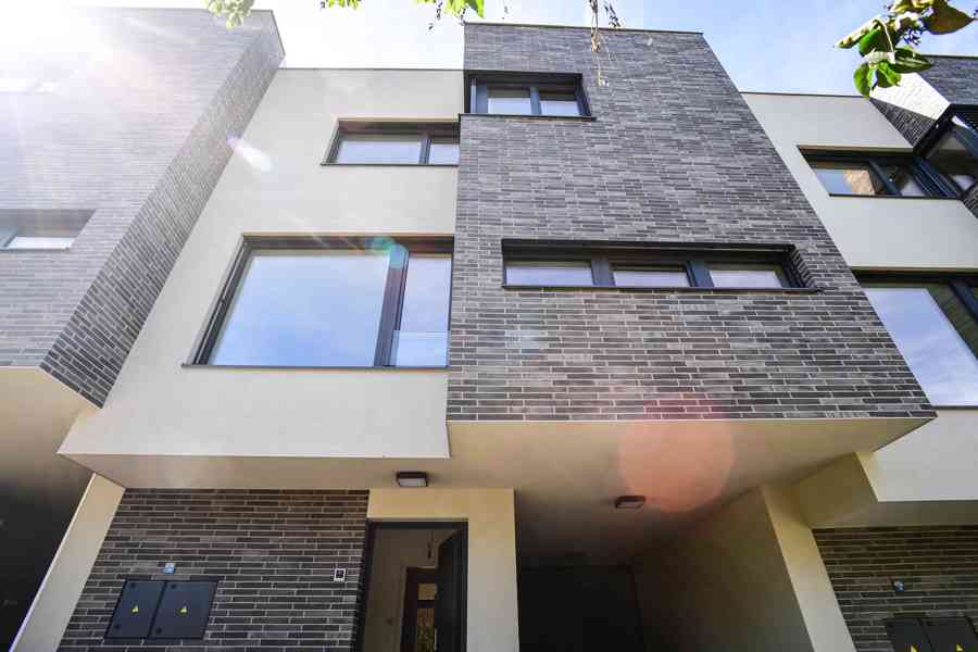 Novostavba ŘRD 7+kk + terasa + balkon + garáž, 220 m2, Praha - foto 6