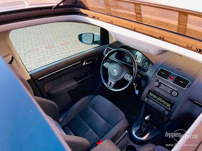 VW TOURAN 2.0 TDI 125KW DSG, 2012,7.MÍST, HIGHLINE, PANORAMA - foto 6