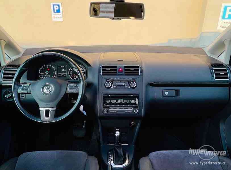 VW TOURAN 2.0 TDI 125KW DSG, 2012,7.MÍST, HIGHLINE, PANORAMA - foto 7