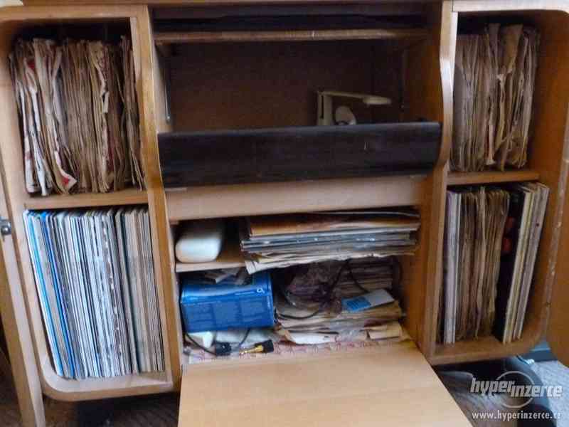 Prodám starožitný gramofon Supraphon se skříňkou a deskami - foto 1