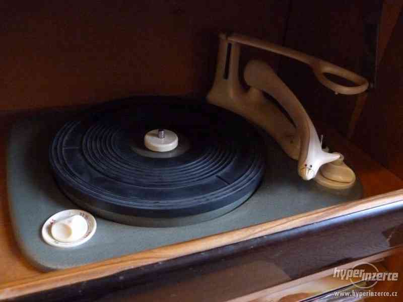 Prodám starožitný gramofon Supraphon se skříňkou a deskami - foto 2