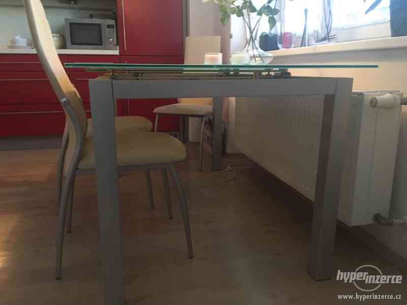 Jídelní stůl - sklo, kov mat a 6 židlí - foto 1