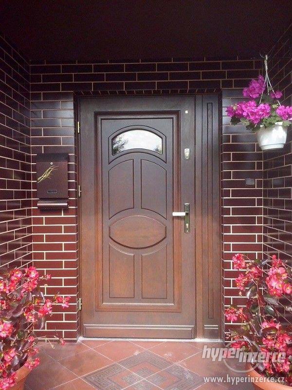 Vchodové dřevěné dveře včetně zárubně a příslušenství - foto 5