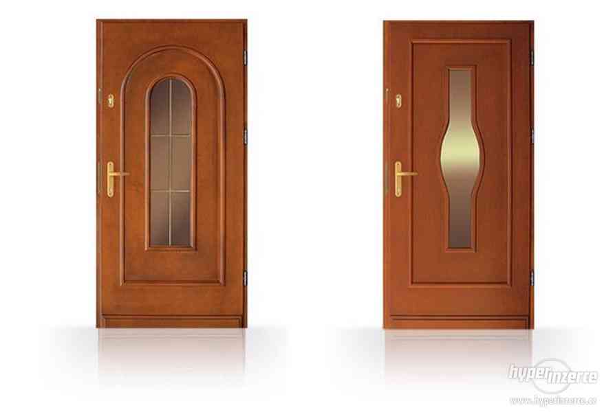 Vchodové dřevěné dveře včetně zárubně a příslušenství - foto 9
