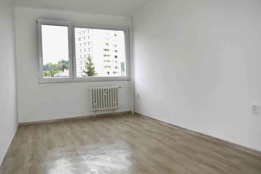 Náchod  - prodej bytu 3+1 se zasklenou lodžií - foto 2