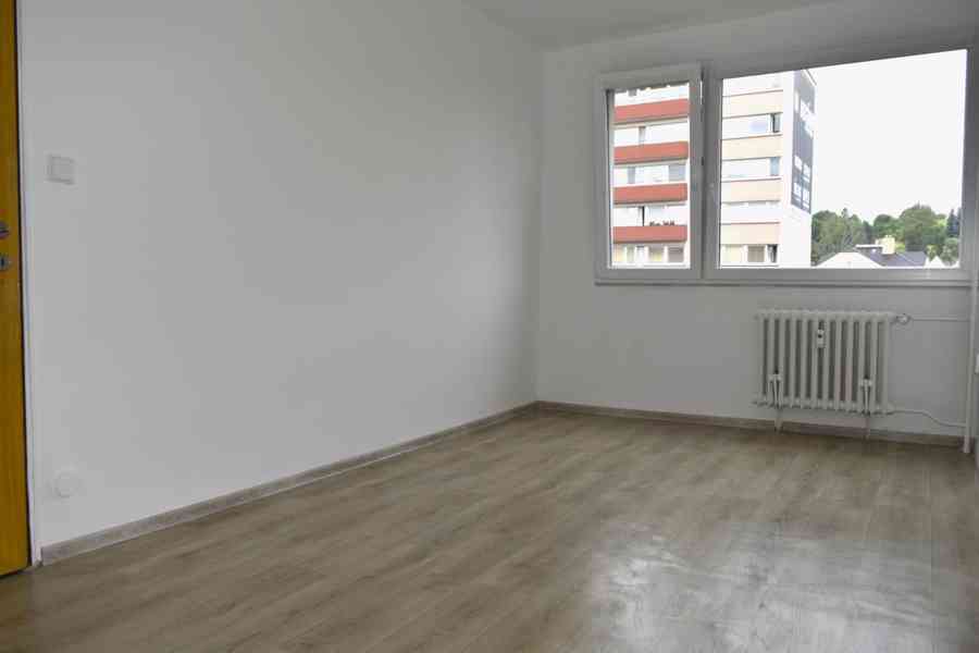 Náchod  - prodej bytu 3+1 se zasklenou lodžií - foto 3
