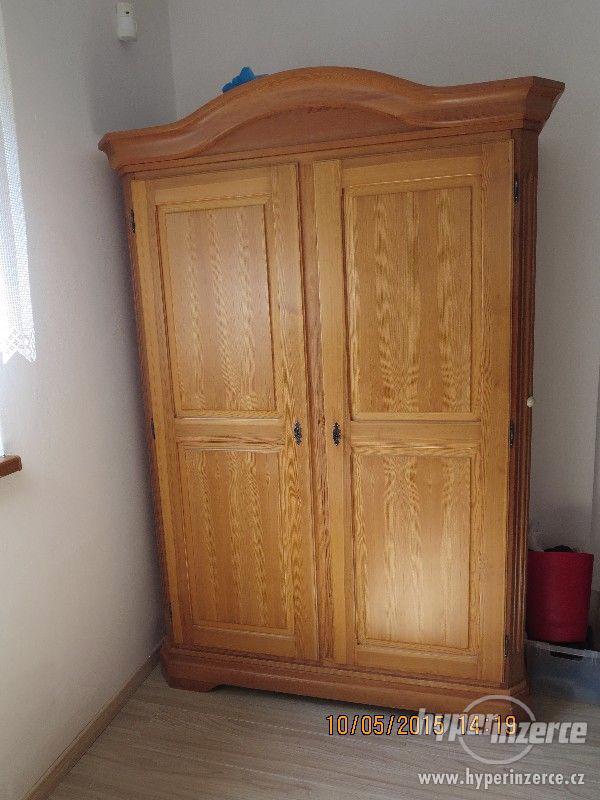 Velmj pěkná dvoudvéřová šatní skříň z borovice - foto 1