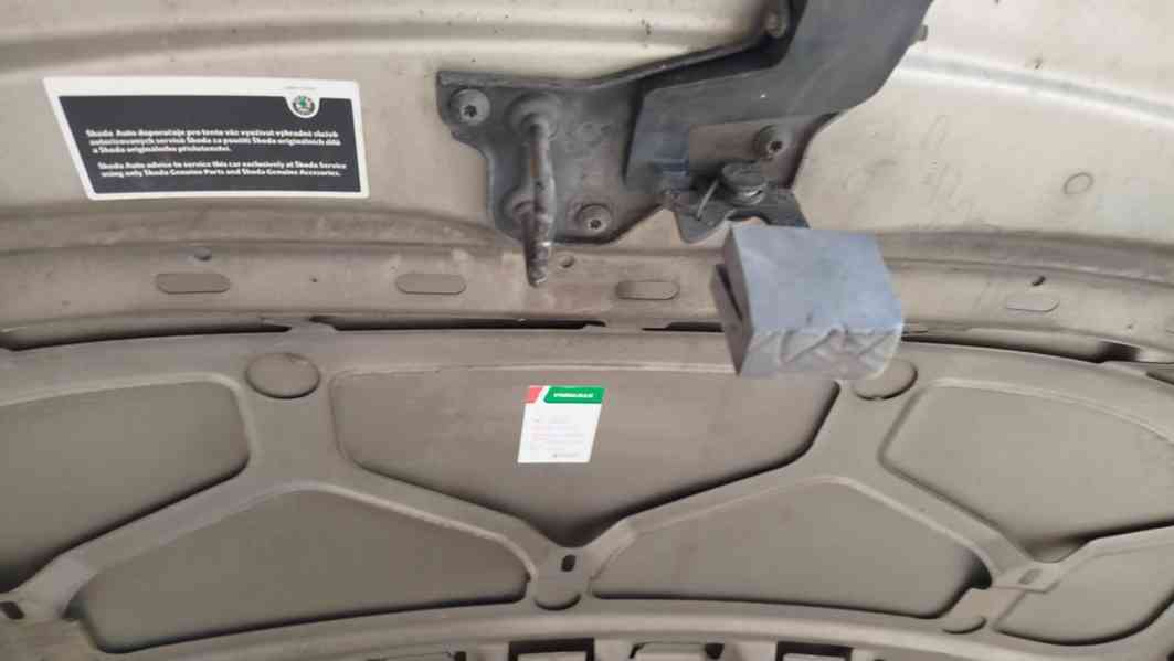 ŠKODA FABIA II nebo ROOMSTER - kapota - foto 6